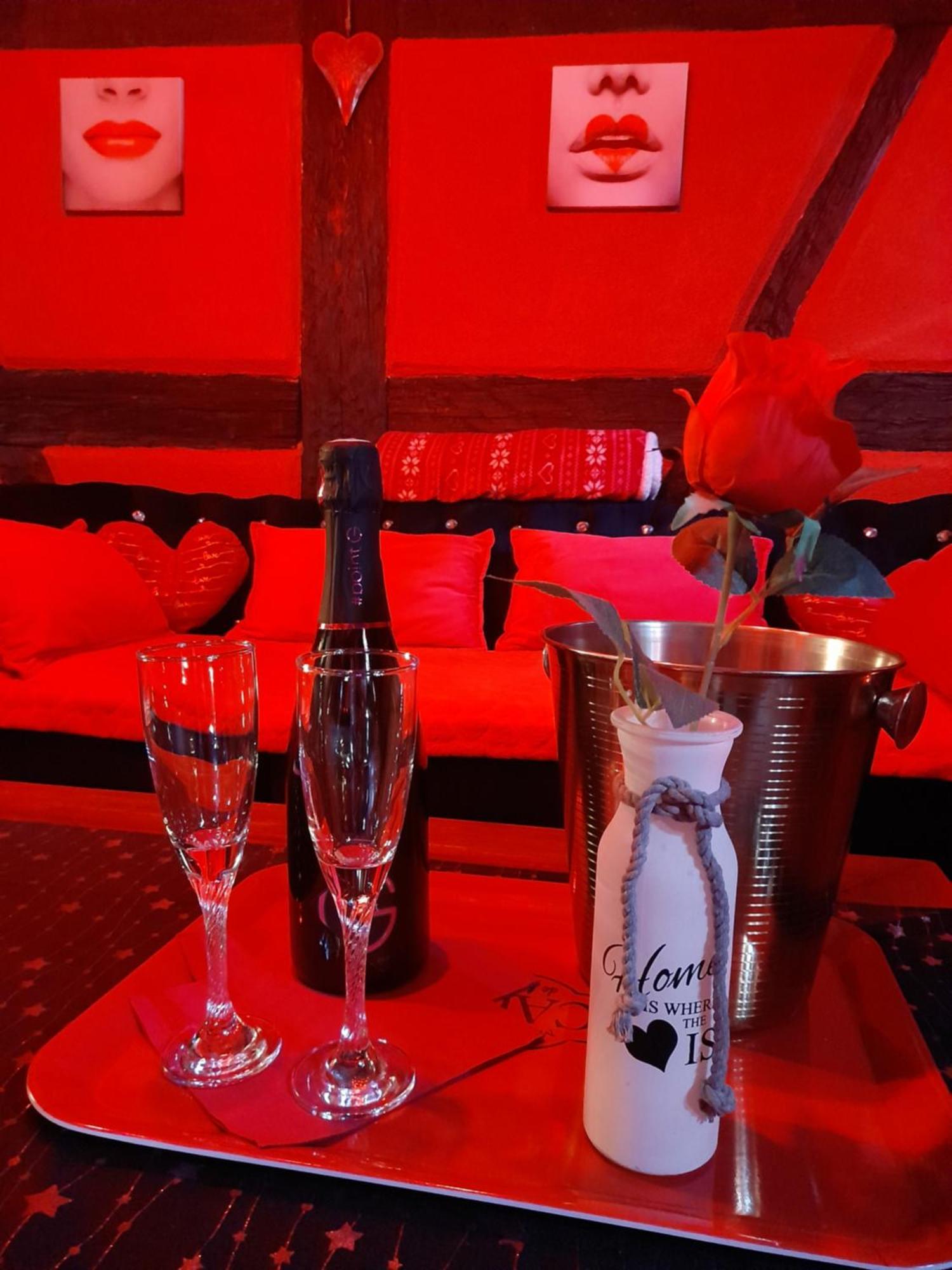 Love Room Le Rouge Et Noir Барр Экстерьер фото